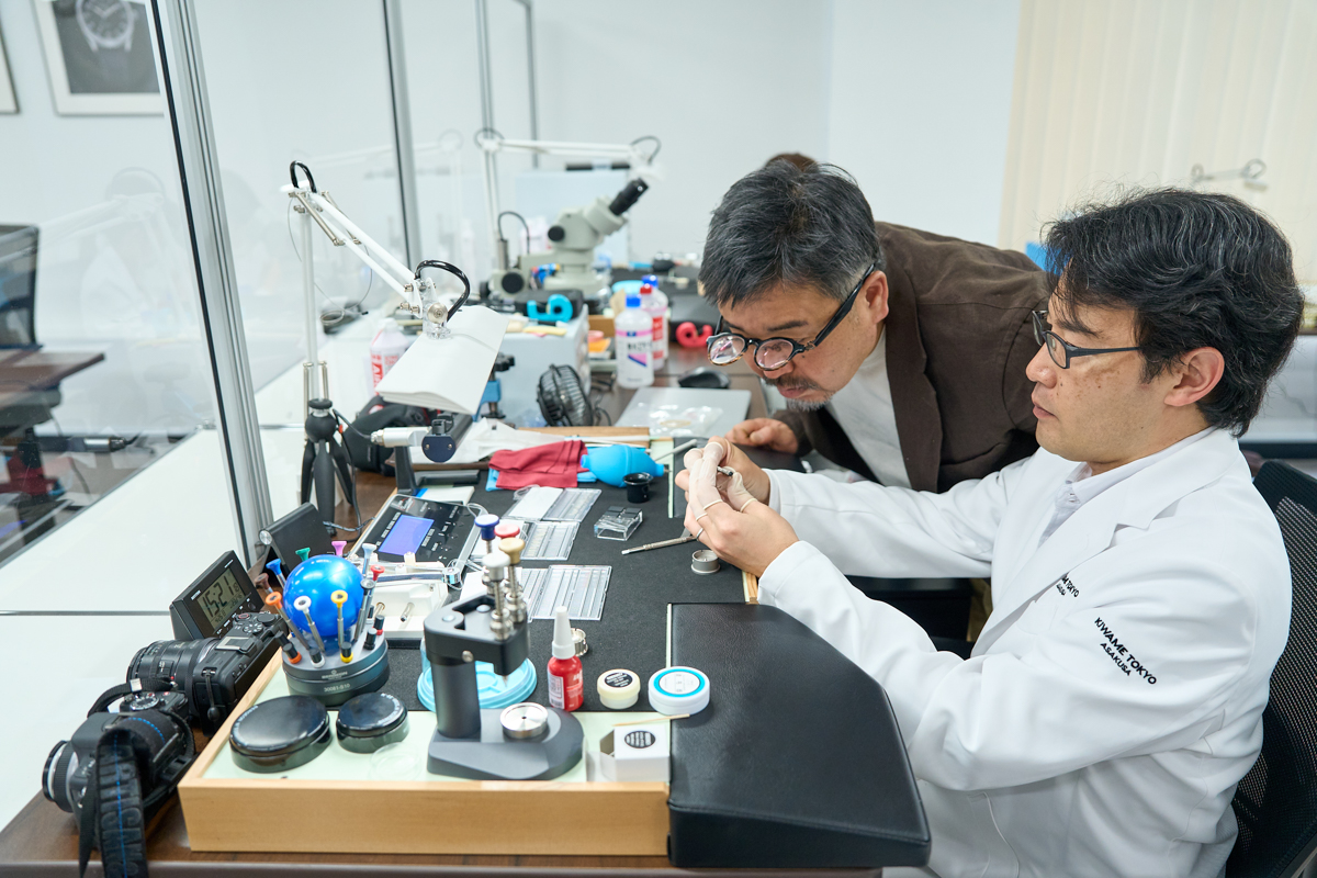 ショールーム内には時計師が常駐し、一本一本丁寧に組み立て作業を行っている