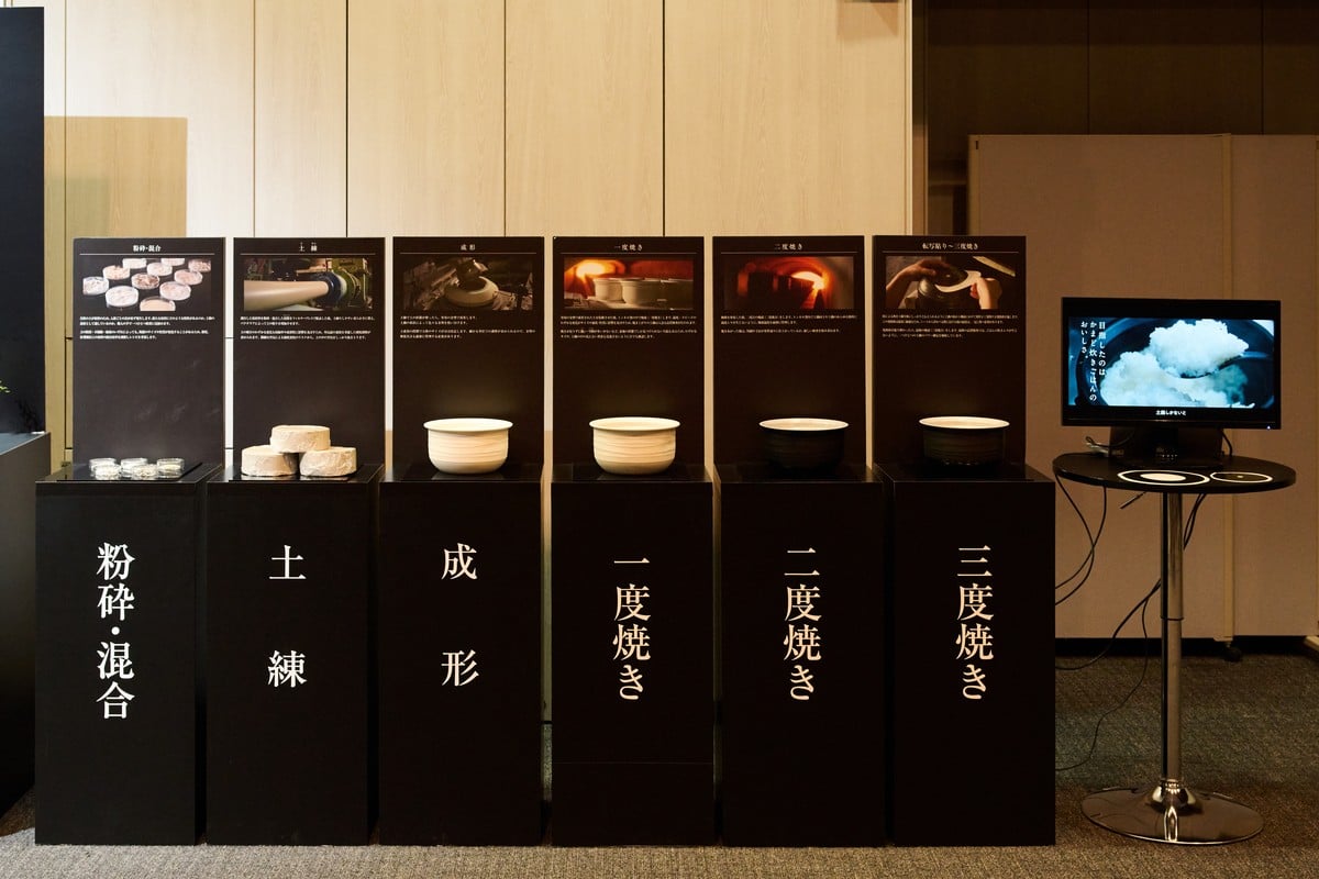店頭展示でも活用される白い素焼きの土鍋。黒い内釜だけでは伝わりにくい“本物の土鍋”であることを、生活者に直感的に伝えるための仕掛けだ