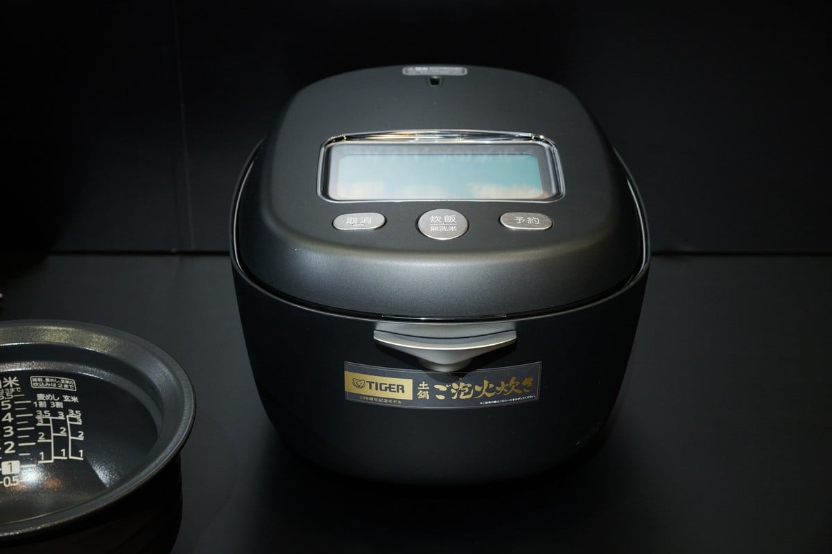 会場には、2006年の初代土鍋炊飯器から最新モデルまで、タイガーの土鍋炊飯器の歩みを展示。20年にわたる進化の軌跡が一望できた