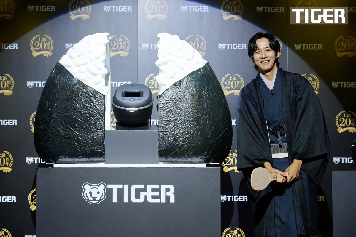 発表会には、タイガー魔法瓶のイメージキャラクターを務める俳優の松坂桃李さんも登壇。新CMの世界観に合わせた和装で、土鍋ごはんの魅力を伝えた