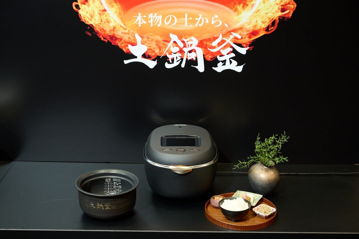 タイガー魔法瓶の土鍋炊飯器20周年記念モデル「土鍋ご泡火炊き JRT-A100」。カラーは月白〈KW〉と墨黒〈KS〉の2色展開で、土鍋炊飯器の最上位モデルとして2026年6月21日に発売される