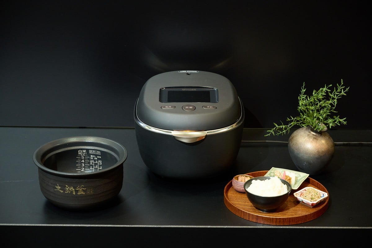タイガー魔法瓶の土鍋炊飯器20周年記念モデル「土鍋ご泡火炊き JRT-A100」。カラーは月白〈KW〉と墨黒〈KS〉の2色展開で、土鍋炊飯器の最上位モデルとして2026年6月21日に発売される