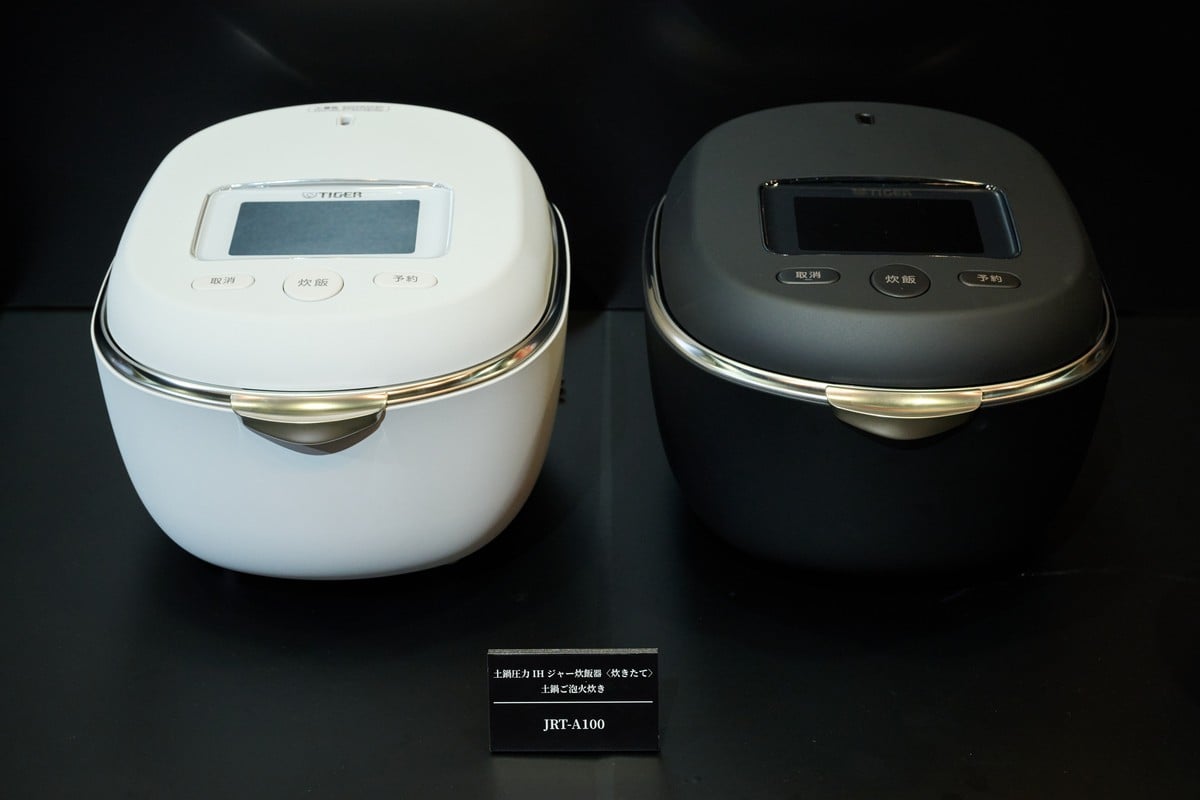 タイガー魔法瓶の土鍋炊飯器20周年記念モデル「土鍋ご泡火炊き JRT-A100」。カラーは月白〈KW〉と墨黒〈KS〉の2色展開で、土鍋炊飯器の最上位モデルとして2026年6月21日に発売される