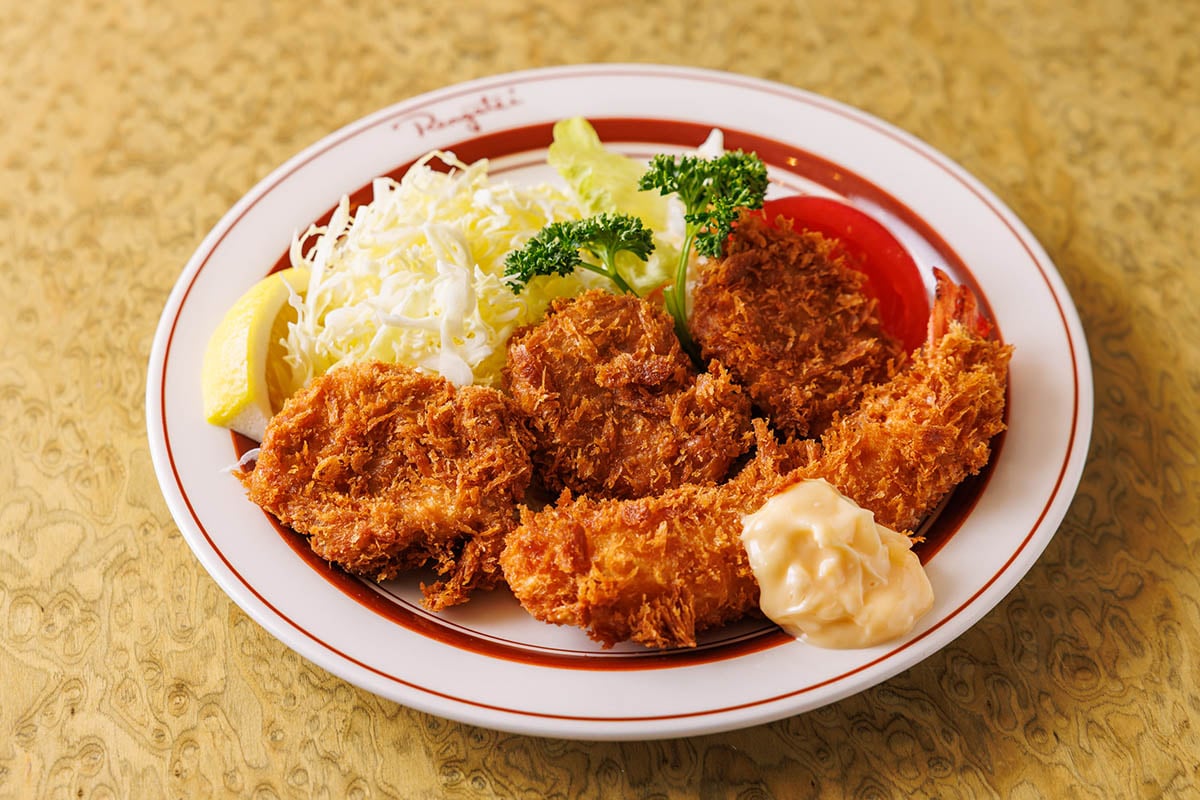盛り合わせC（ヒレ一口カツ・大エビ）2230円。ライス別、テイクアウト2190円
