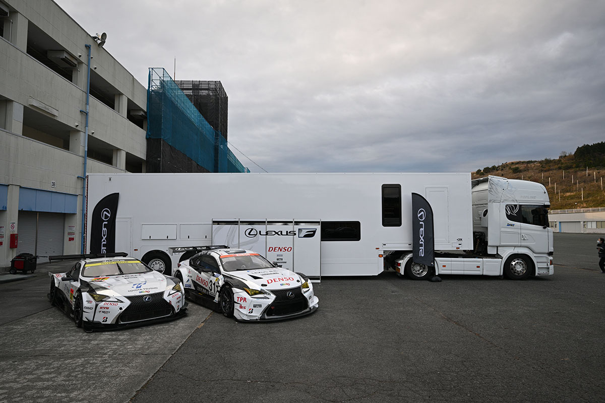 「SUPER GT」GT300仕様の「LC500h」と、「スーパー耐久」仕様の「RC F GT3」