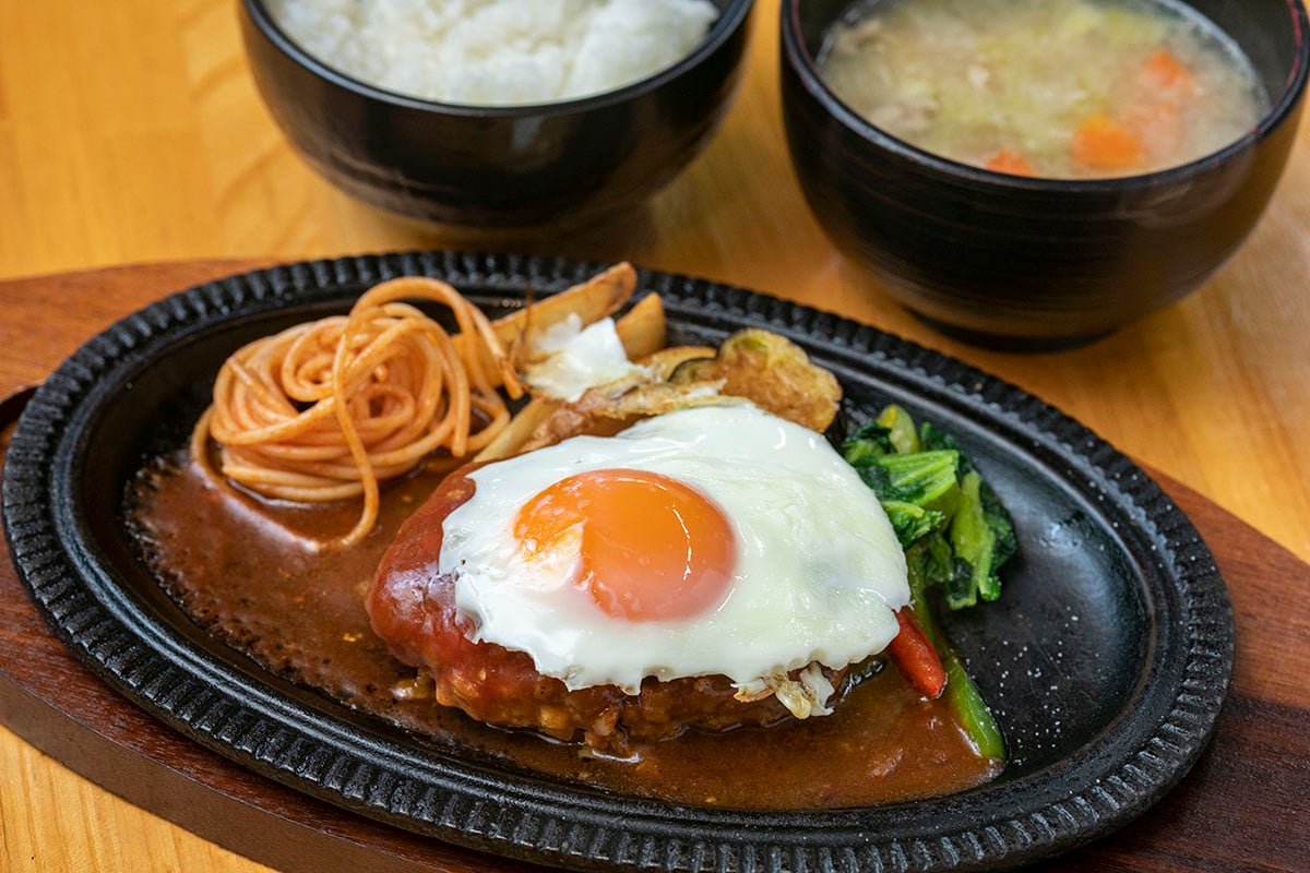 デミグラスソースハンバーグ定食1300円。ご飯、味噌汁付き