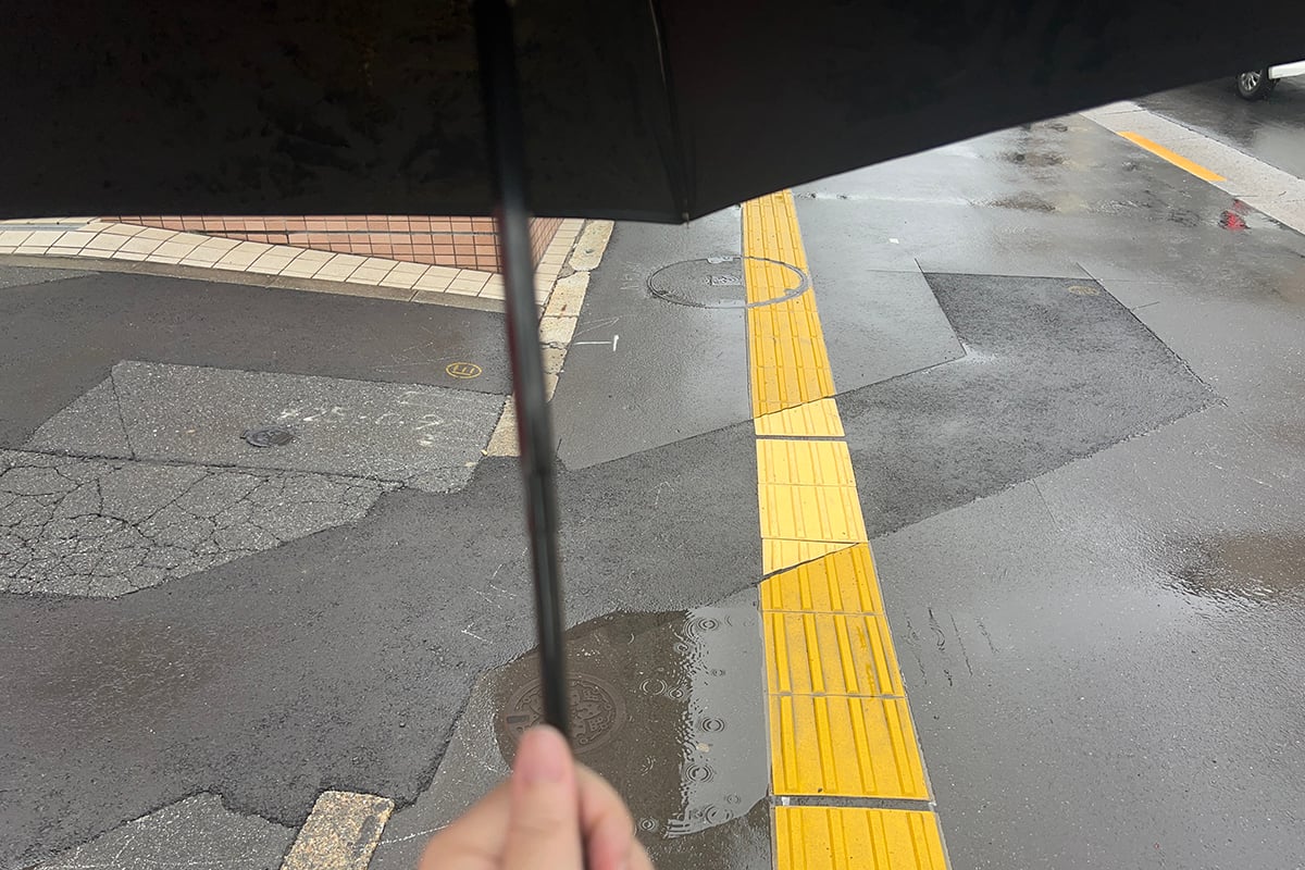 広げたままの状態で持ち歩くのではなく、軽く振って水滴を落としておくことが大切