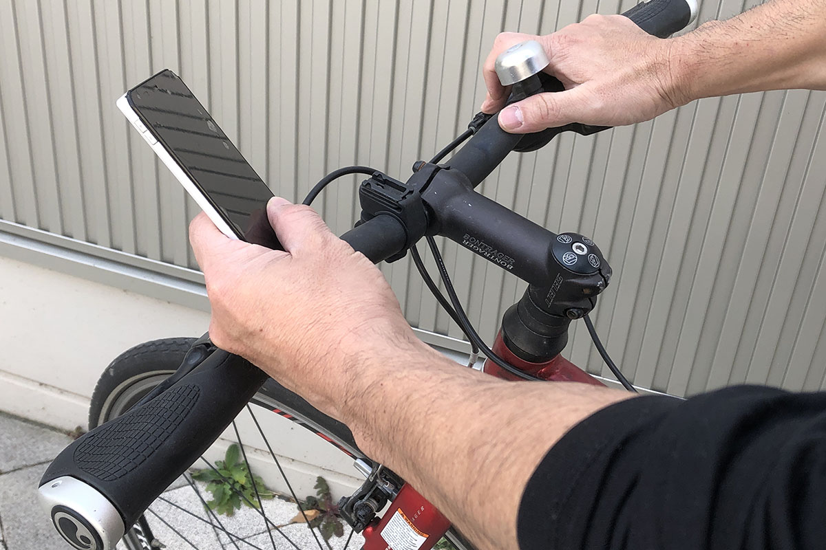 走行中にスマートフォンを操作したり、画面を見続けたりすることは明確に違反となる