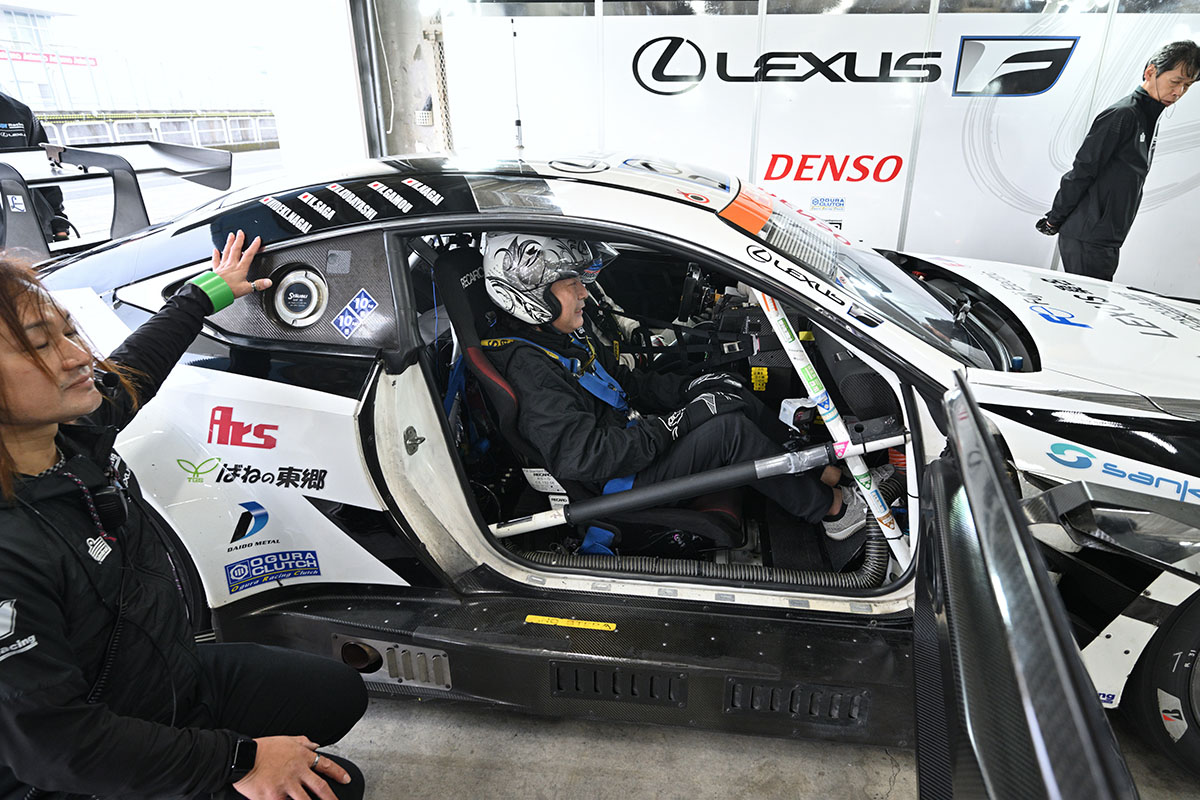 本物のレーシングカー「スーパー耐久」仕様の「RC F GT3」に同乗走行