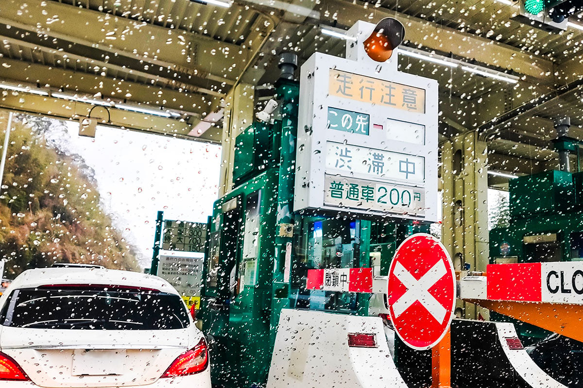 視界不良に陥った場合でも、本線上でむやみに停車すると追突事故を招きかねない