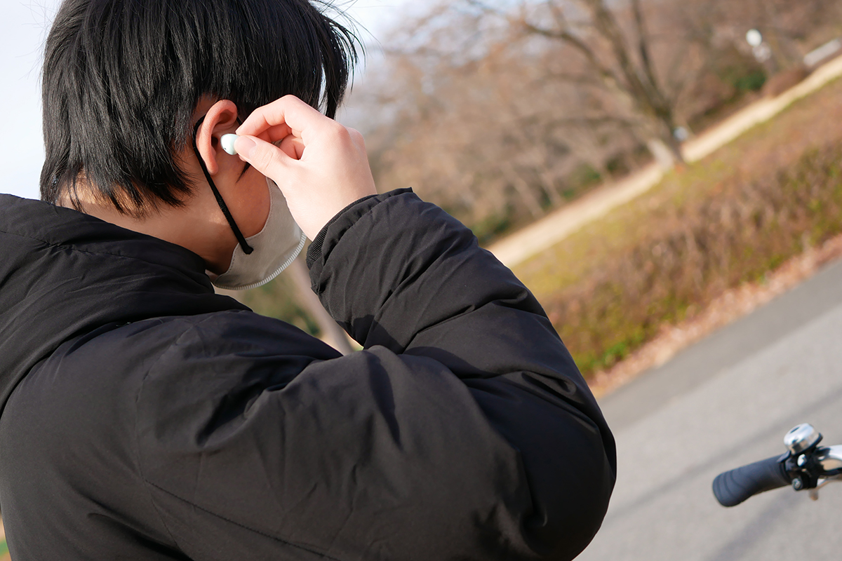音量を大きくしすぎてパトカーのサイレンや周囲のクルマの音が聞こえなくなれば、安全運転義務に反するものとして青切符の対象となる