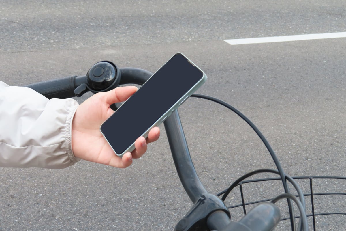 走行中にスマートフォンを操作したり、画面を見続けたりすることは明確に違反となる