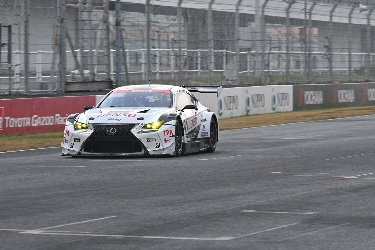 本物のレーシングカー「スーパー耐久」仕様の「RC F GT3」に同乗走行