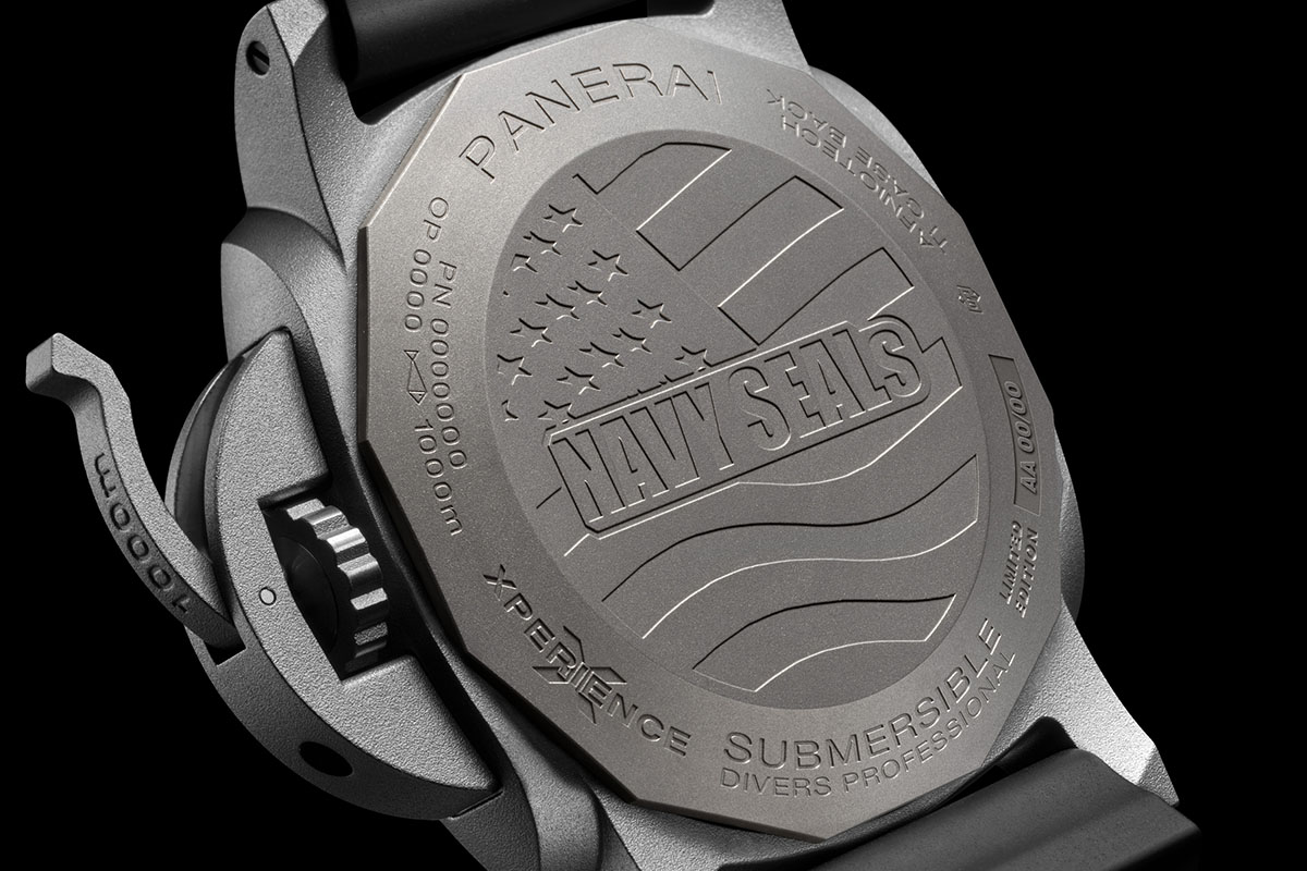 チタン製ケースバックに刻まれた“NAVY SEALs”ロゴ。周囲には限定の証としてシリアルナンバーが、またりゅうずガードのレバーには“1000m”の文字が刻印される刻印も