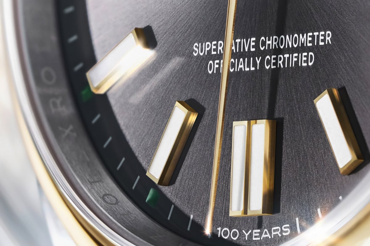 通常“SWISS MADE”と記されている6時位置には“100 YEARS”の文字を配置。控えめな主張に品のよさを感じさせる