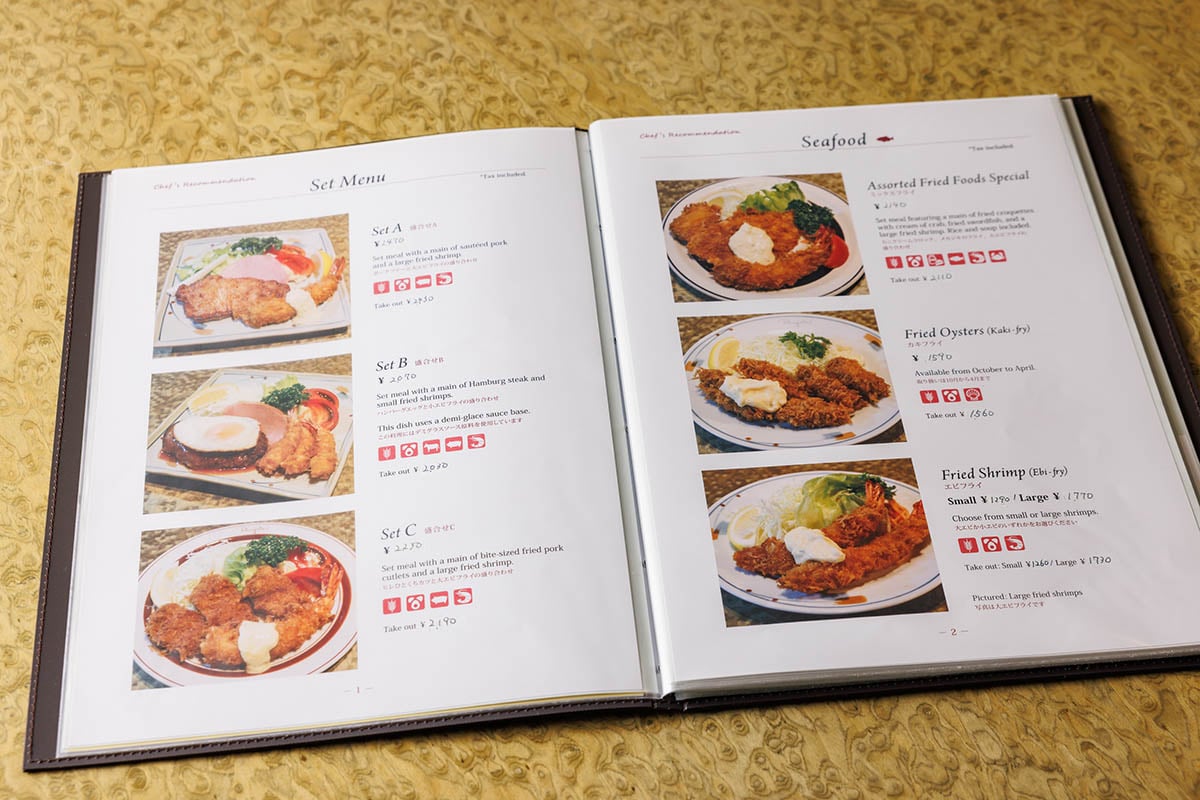 メニュー。英語と日本語、そして小麦や卵など使用している食材のマークも