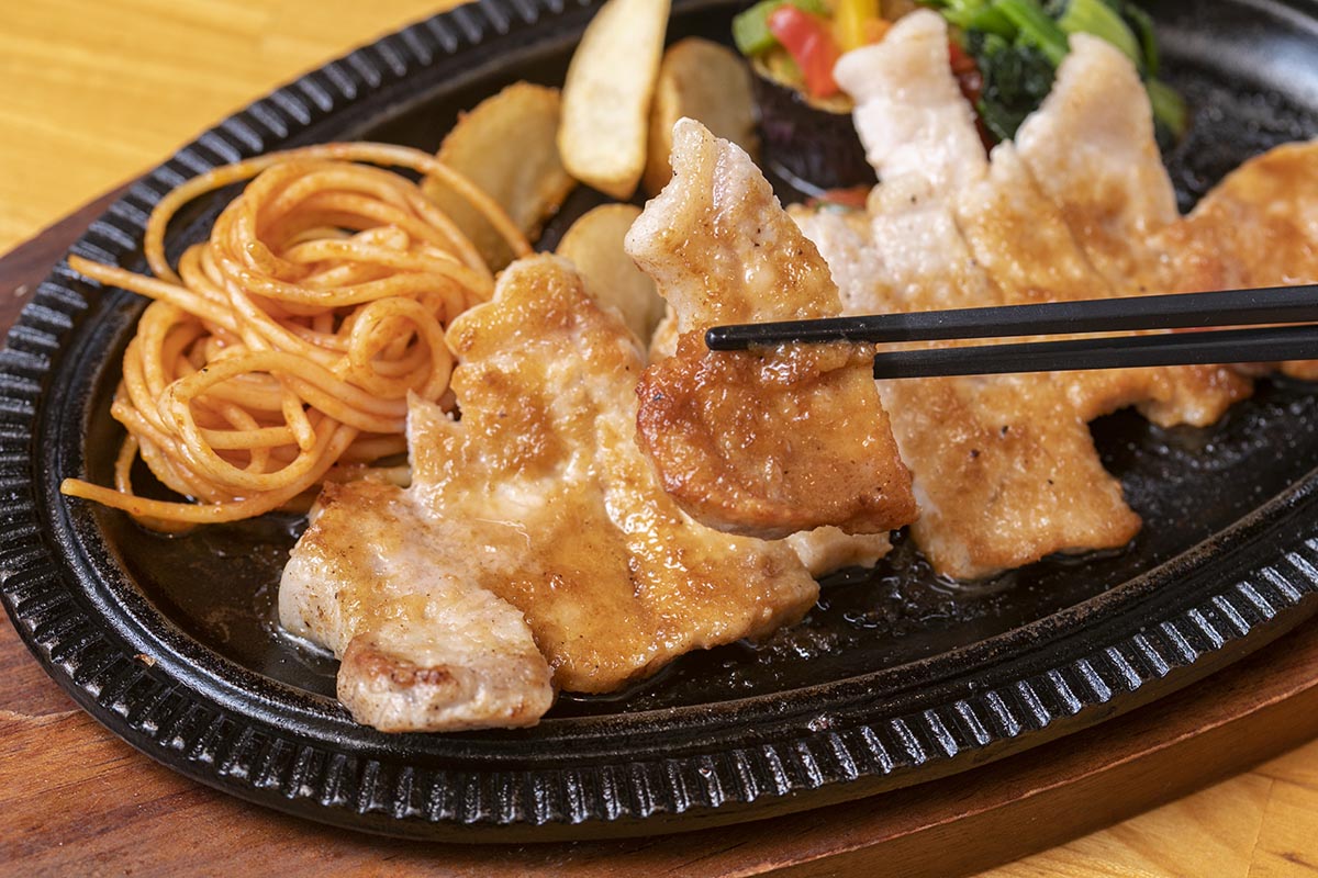 ソースがかかりツヤツヤのロース肉。脂身のところが甘くてたまらない！