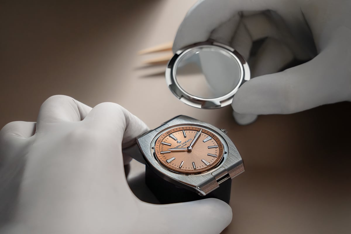 ケース径は39.5mm。サーモンカラーのダイヤルとプラチナ外装のコンビは1940年代モデルへのオマージュという背景も。