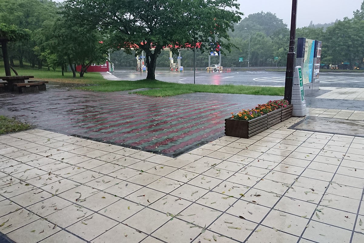 早めに最寄りのサービスエリアやパーキングエリアへ入り、無理な走行はやめる