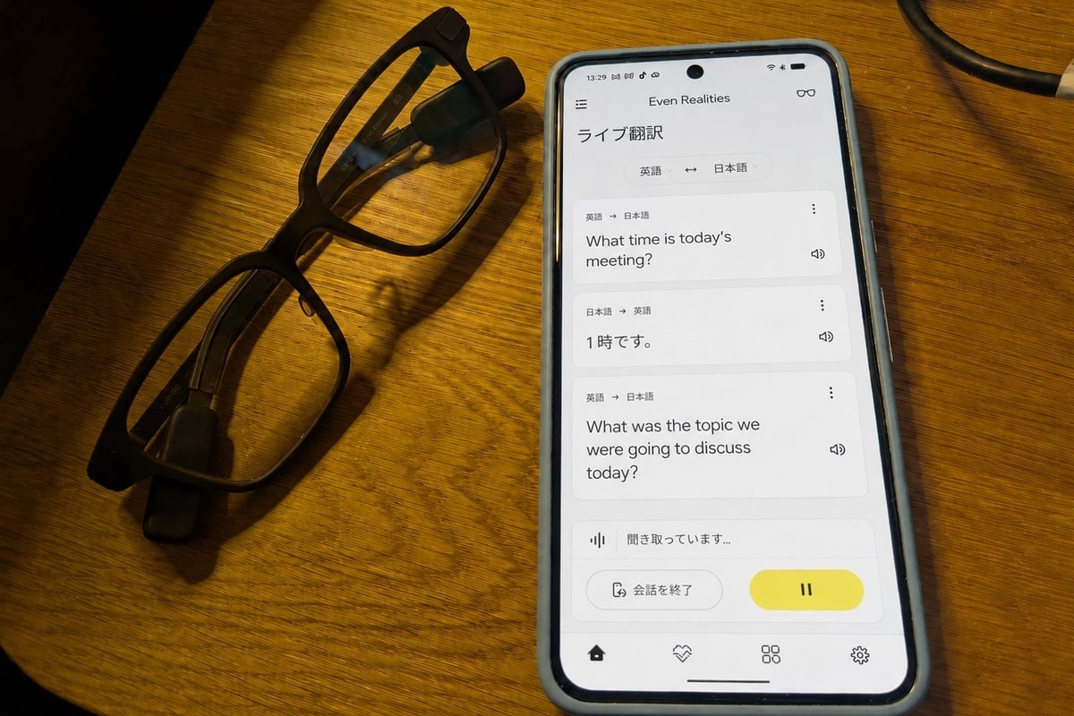 相手の英語はEven G2で日本語字幕として確認し、自分の日本語はスマートフォンから英語音声で相手に伝える。そんな相互通訳が実現すれば、スマートグラスは“会話の外骨格”になる。(画像は筆者がGoogle翻訳アプリを参考にAIで作成したイメージ)