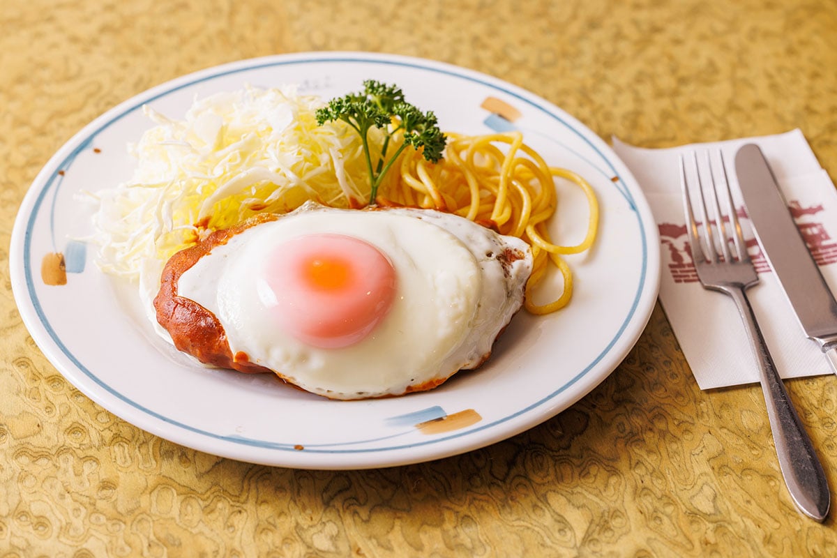 メンチエッグ1410円。「メンチボール」1330円に目玉焼き＋80円
