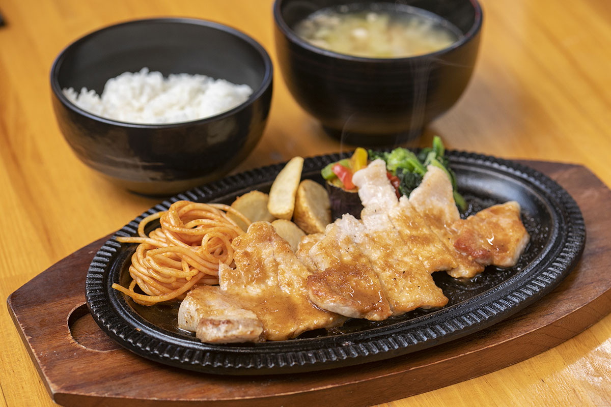 生姜焼き定食1550円。こちらもゴハン、味噌汁付き。付け合わせはフライドポテト、ナポリタンなど