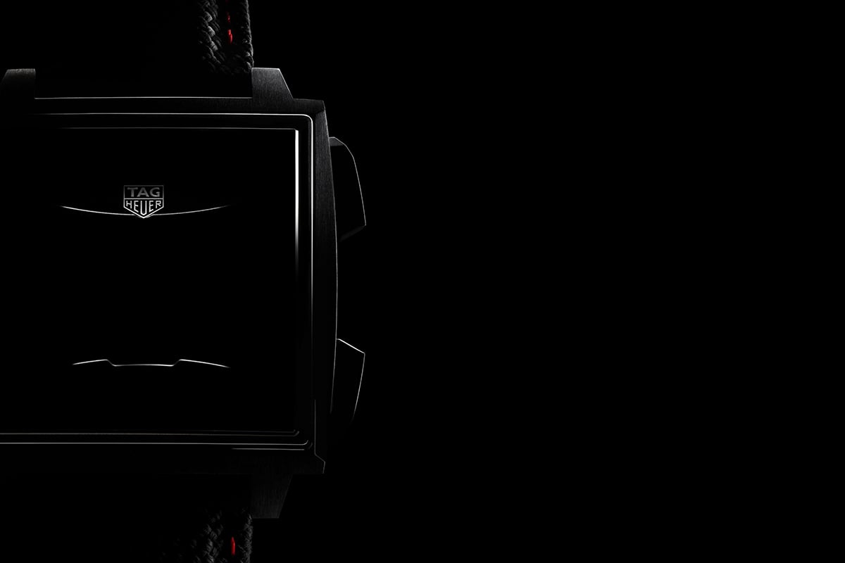 外装には軽く剛性に優れたグレード5チタンを採用。ブラックモデルではストラップとダイヤルと色調を揃えてブラックのDLCコーティングを施す