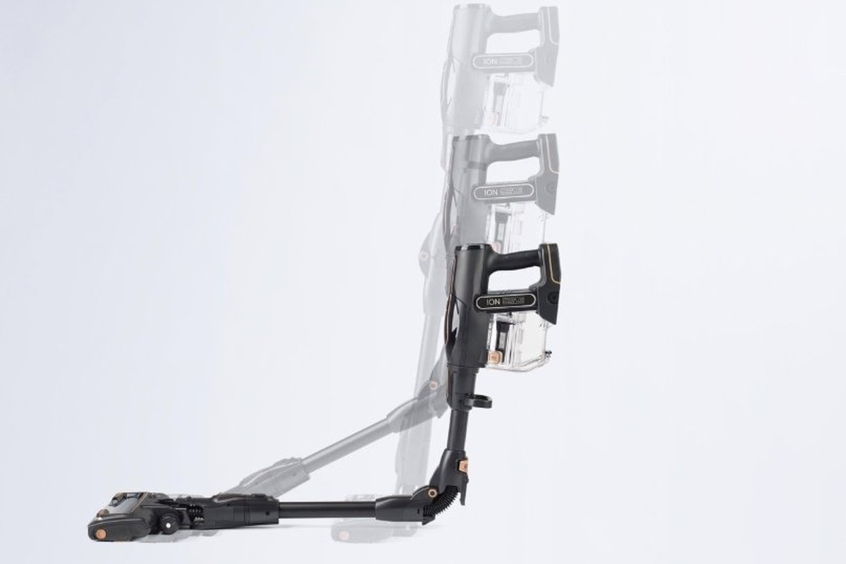 FLEX機能により、パイプを曲げて家具の下まで入り込める。腰をかがめずにベッドやソファ下を掃除できる点はシャーク独自の設計で、日本の住環境でも実用性の高いポイントだ