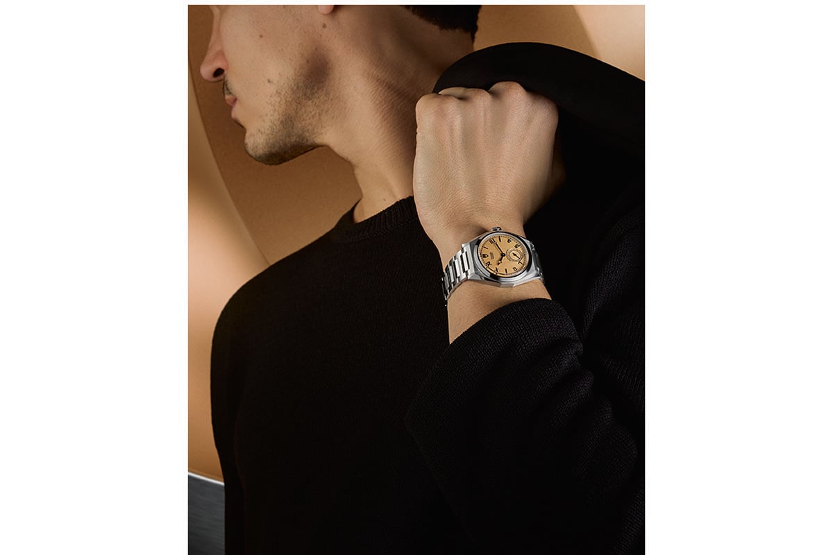 ケース径は39mm。ゴールド風とも言えるパピルストーンダイヤルが腕元に気品を与える