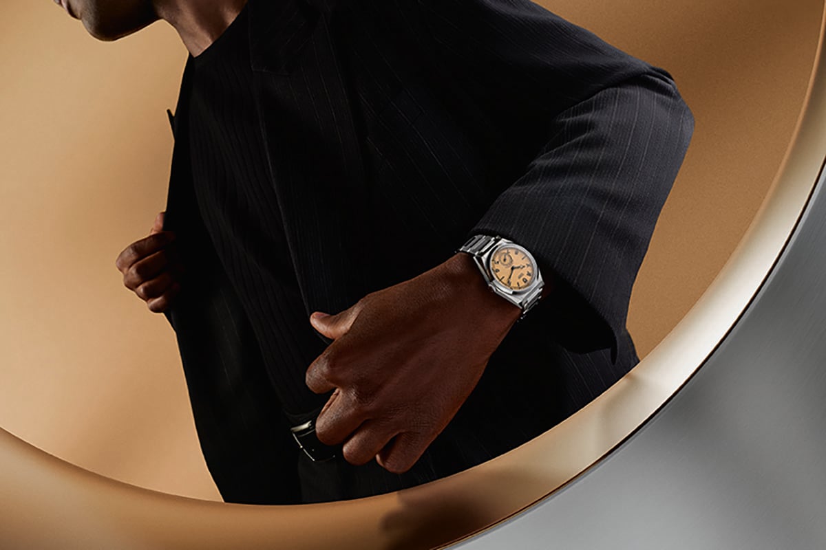 ケース径は39mm。ゴールド風とも言えるパピルストーンダイヤルが腕元に気品を与える