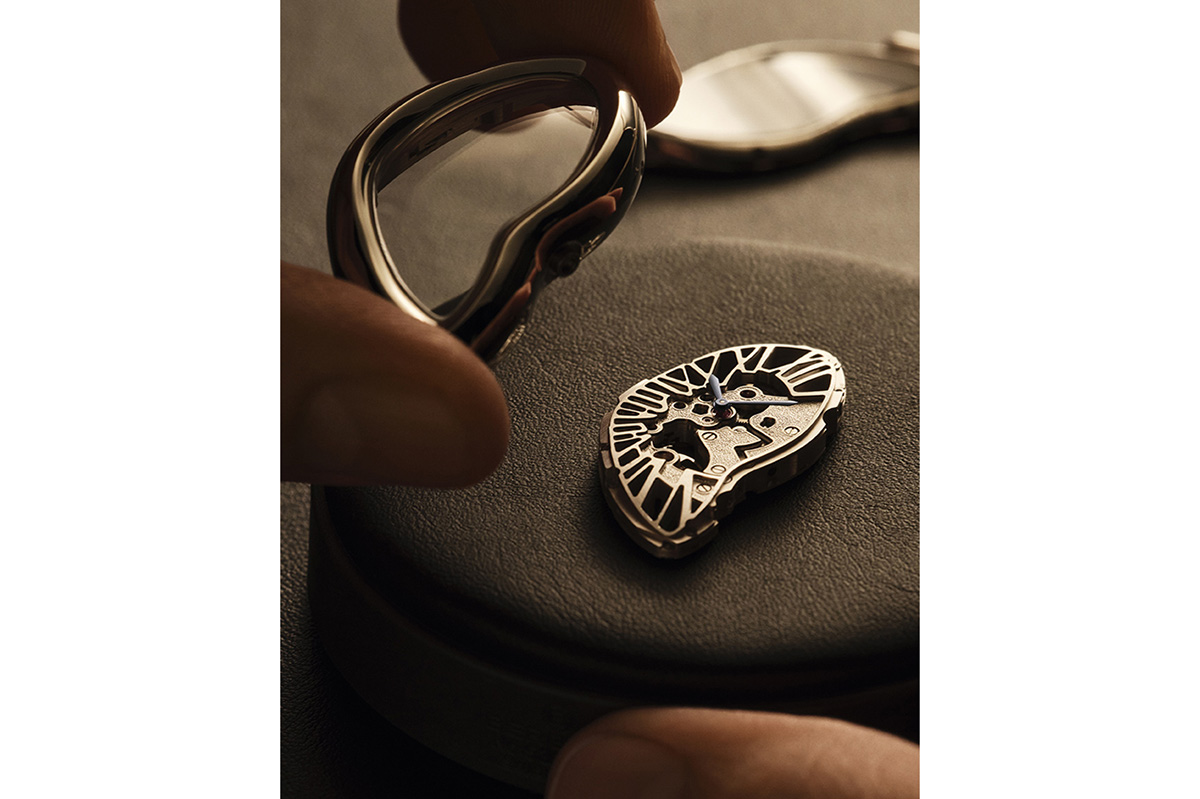 カルティエ プリヴェ「クラッシュ」スケルトン©Cartier ©Valentin Abad