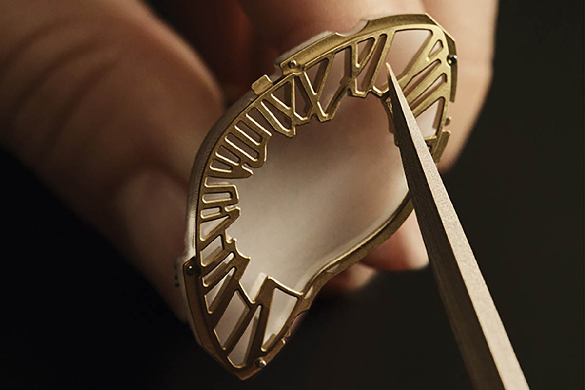 カルティエ プリヴェ「クラッシュ」スケルトン©Cartier ©Valentin Abad