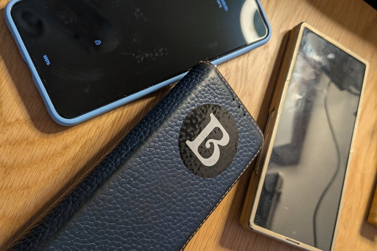 筆者はスマートフォンを3~4台併用がデフォルト。実際に15万円以上するスマートフォンも使っているものの、使用頻度が高かったり、仕事のパフォーマンスを爆上げするものだから高くない。そのような位置づけにG2を持っていければ、同じように15万円以上でも納得できるだろう