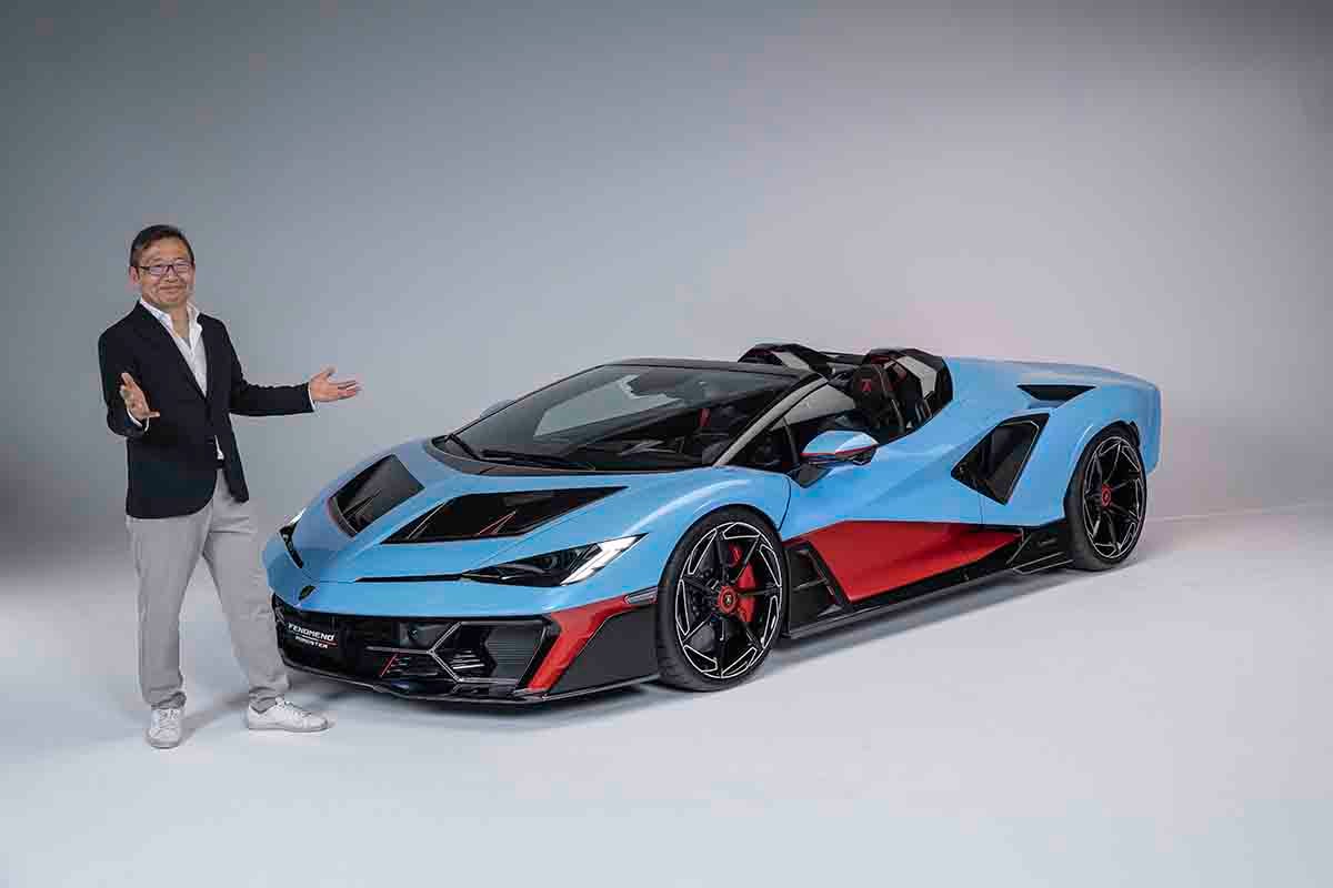世界初公開されたランボルギーニ新型「フェノメノ・ロードスター」と筆者の大谷達也氏