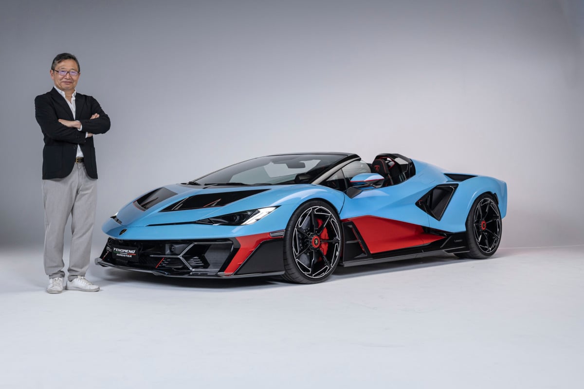 世界初公開されたランボルギーニ新型「フェノメノ・ロードスター」と筆者の大谷達也氏
