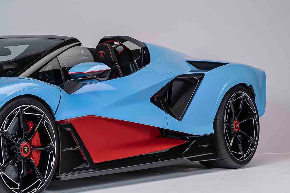 世界初公開されたランボルギーニ新型「フェノメノ・ロードスター」