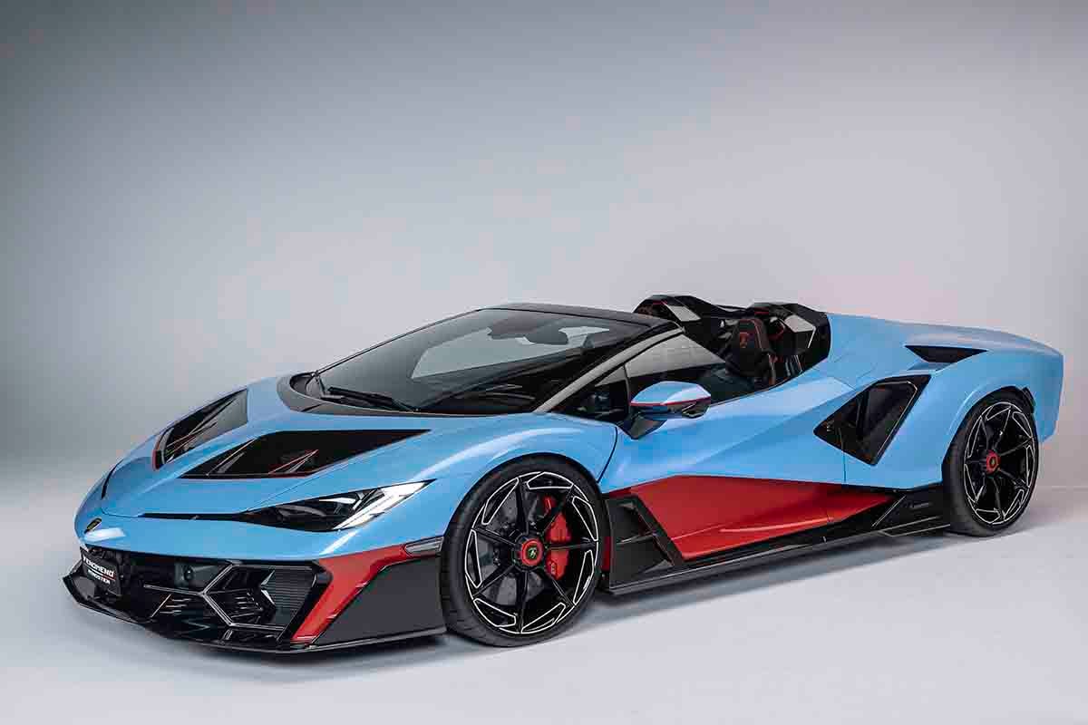世界初公開されたランボルギーニ新型「フェノメノ・ロードスター」