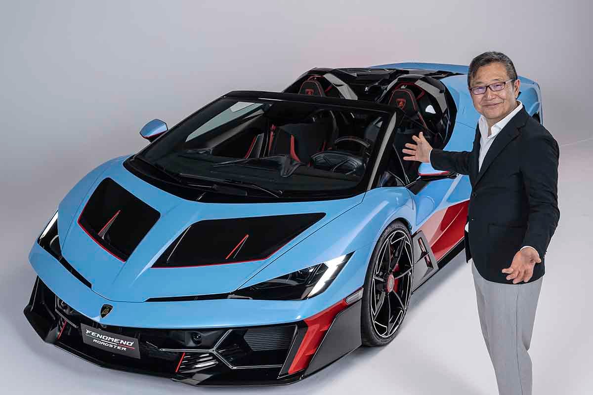 世界初公開されたランボルギーニ新型「フェノメノ・ロードスター」と筆者の大谷達也氏