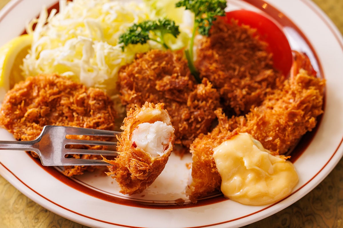 揚げたてザクザクの衣の中は真っ白なエビが。添えてあるソースをつけて