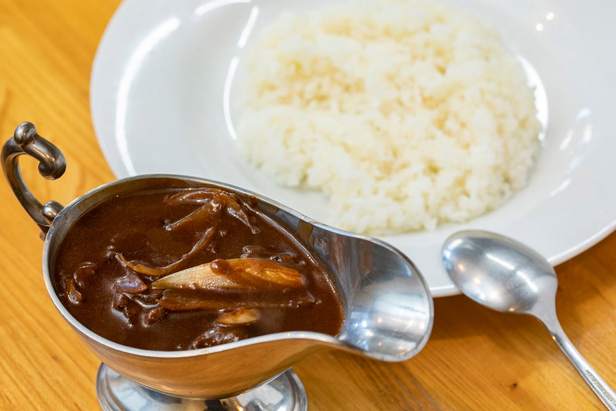 国産牛を使ったグルメのハヤシライス1500円(サラダ付き)