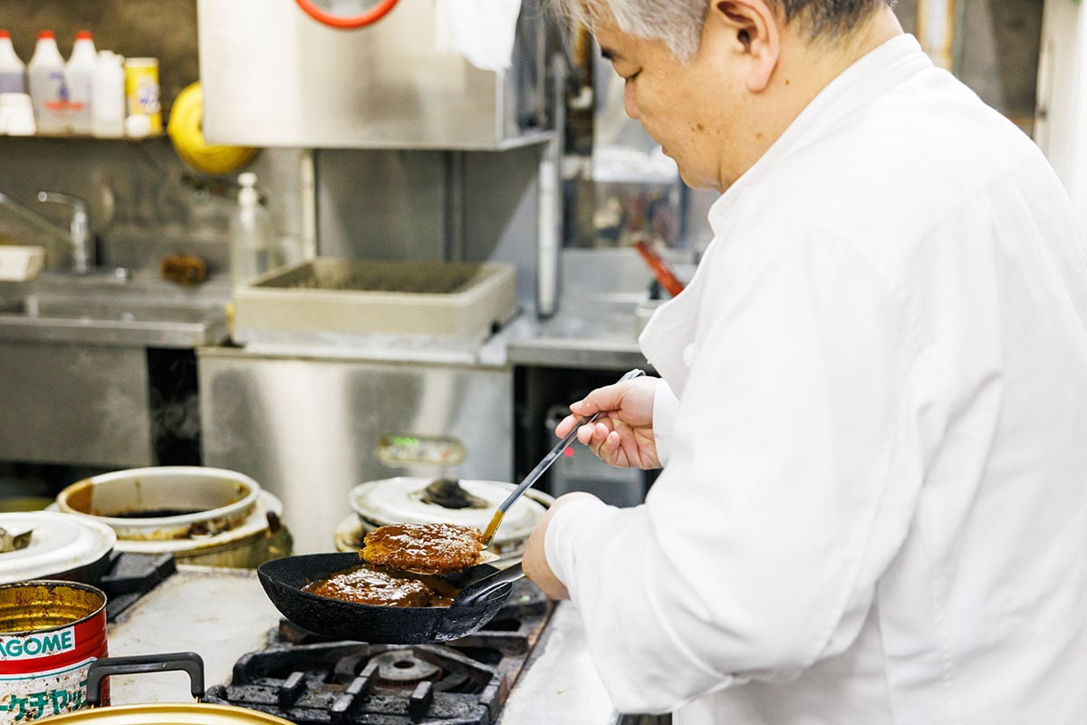 「銀座煉瓦亭創業当初の味を守りつつ、また下町らしい洋食屋として90年以上。これからも精進してまいります」（4代目店主の石倉さん）