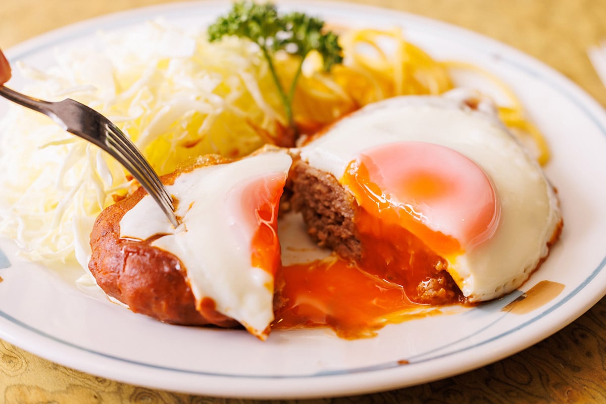 メンチエッグ1410円。「メンチボール」1330円に目玉焼き＋80円