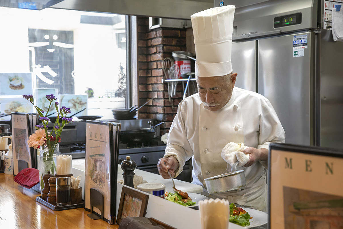 「毎月数日だけ、『グルメ感謝祭』として限定コース料理を出しているのでぜひ楽しんで欲しいですね。要予約になります」(オーナーシェフの鳥海進さん)