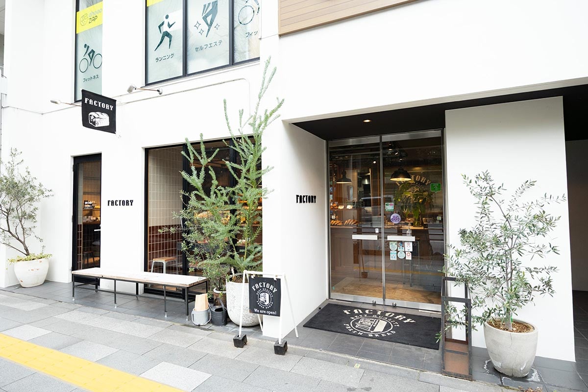 右側のドアが入口で、左側が出口