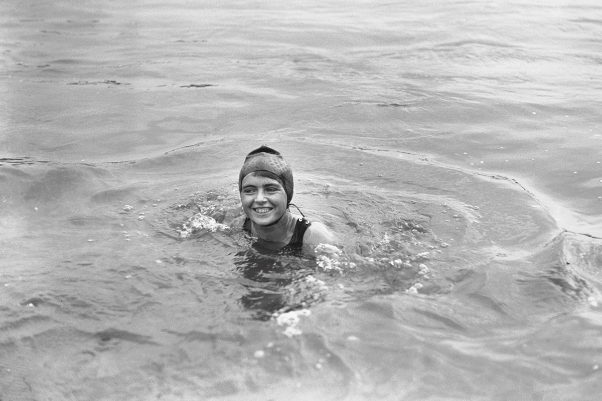 これからイギリス海峡横断に挑戦するメルセデス・グライツさん(1927年) ©Central Press/Hulton Archive/Getty Images