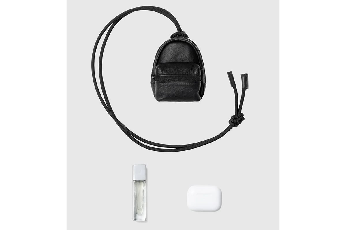 外装にファスナーポケットを用意。AirPods Proがちょうど入るサイズ