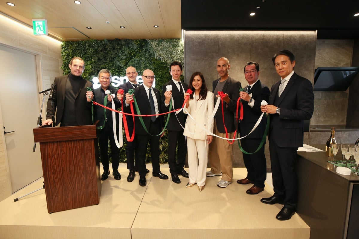 式典では一般的なテープカットではなく、赤・緑・白のリボンを結ぶ「Unity Ceremony」を実施。イタリアと日本、人と人、文化と文化をつなぐという思いが込められた