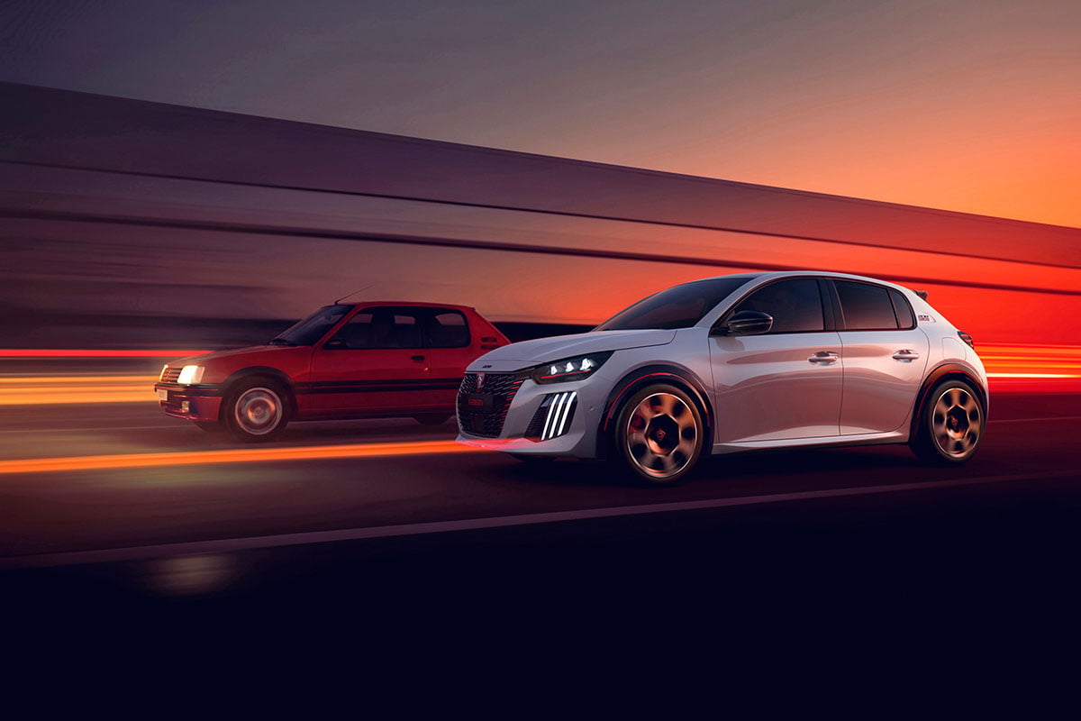 （左から）往年の名車であるプジョー「205 GTi」と新型「E-208 GTi」