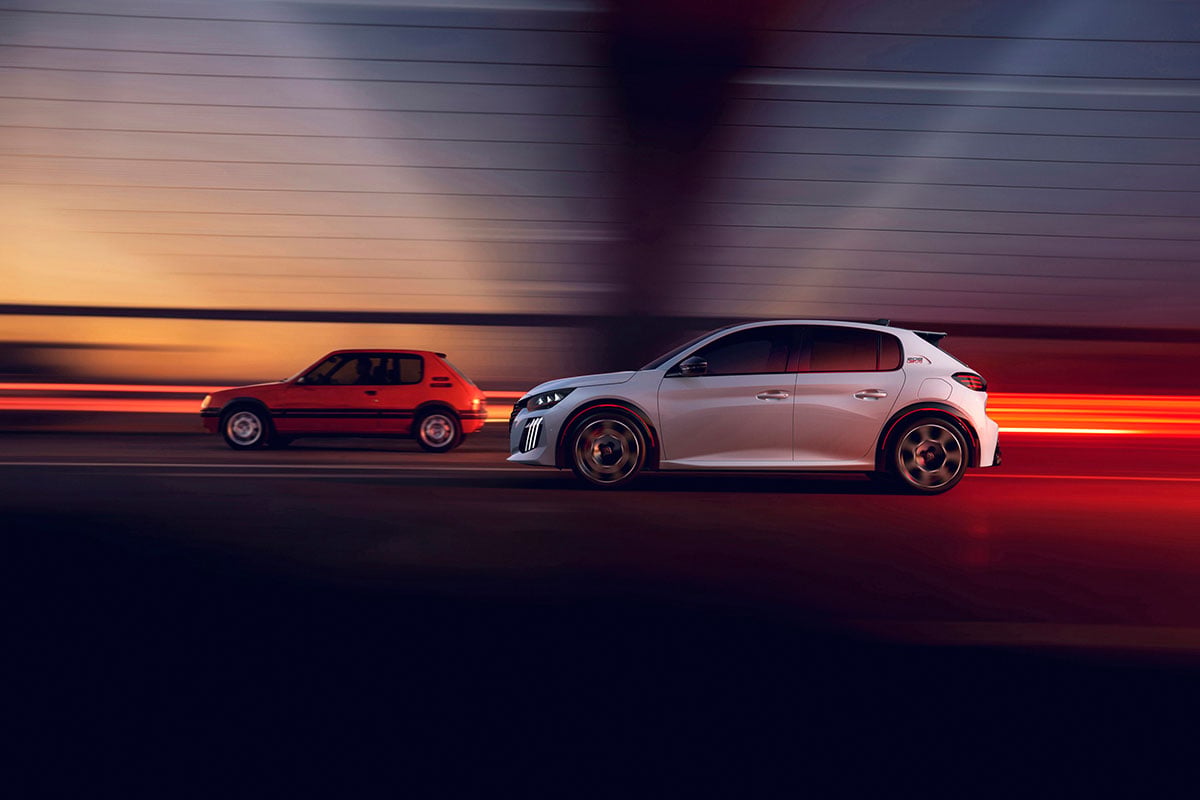 （左から）往年の名車であるプジョー「205 GTi」と新型「E-208 GTi」