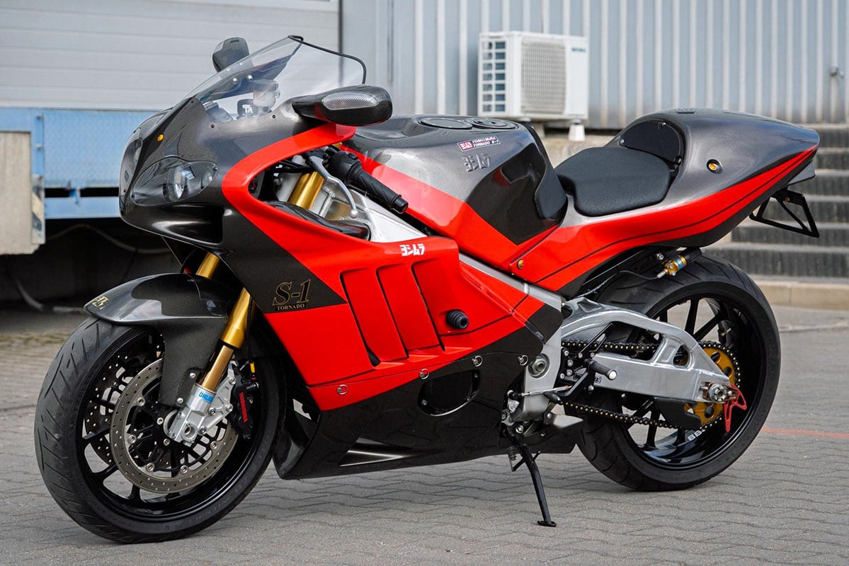 スズキ「GSX-R1000」をベースに、世界最高のストリートスポーツを目指して生み出されたヨシムラ「トルネードS1」（C）Car＆Classic